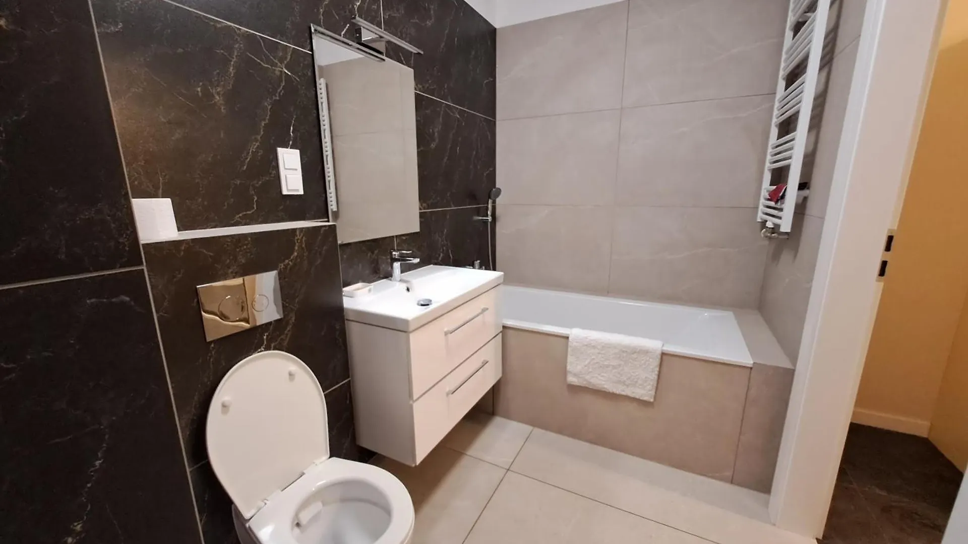 Komfortowy Apartament- 1 Salon, 3 Sypialnie, 2 Lazienki W Gdansku 0*, Gdansk Poland